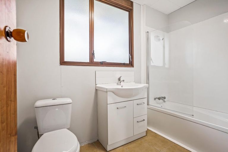 Photo of property in 2/5 Compass Place, Te Atatu Peninsula, Auckland, 0610