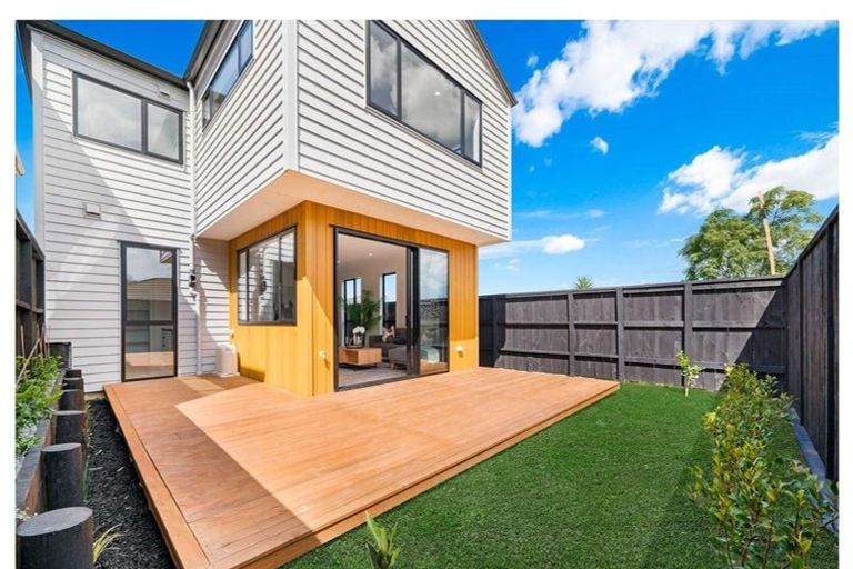Photo of property in 9/90 Picasso Drive, West Harbour, Auckland, 0618
