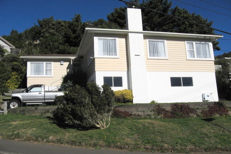 Photo of property in 1 Lomond Street, Newlands, Wellington, 6037