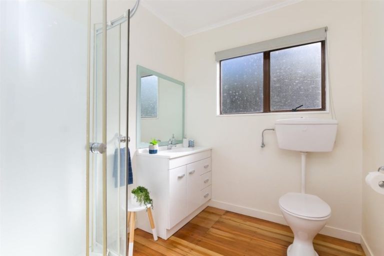 Photo of property in 6a Stella Grove, Newlands, Wellington, 6037