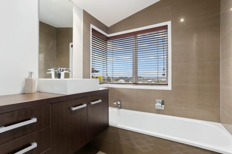 Photo of property in 9 Corsica Way, Karaka, Papakura, 2113