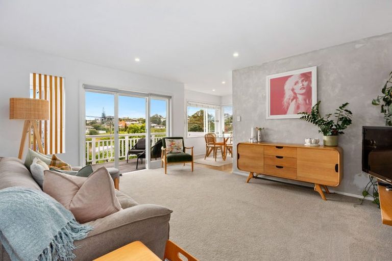 Photo of property in 70 Selwyn Crescent, Forrest Hill, Auckland, 0620