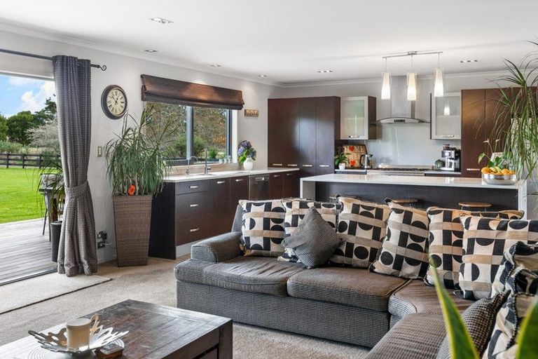 Photo of property in 124 Boord Crescent, Kumeu, 0891