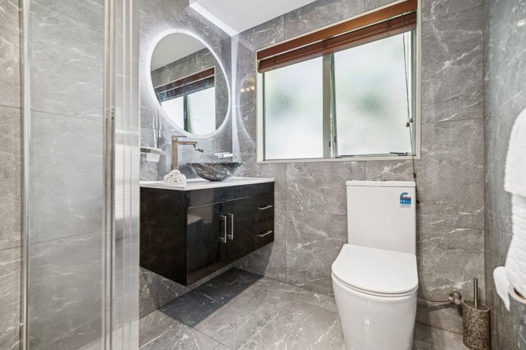 Photo of property in 2/8 Tallington Crescent, Torbay, Auckland, 0630