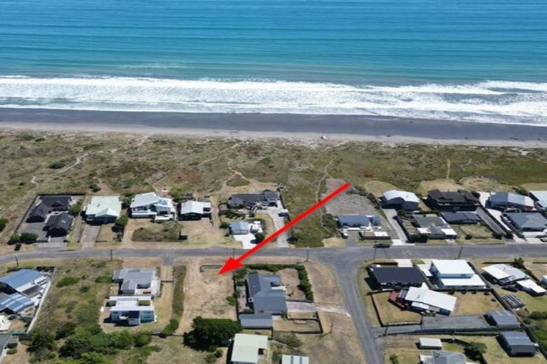 Photo of property in 33 Marine Parade South, Foxton Beach, Foxton, 4815