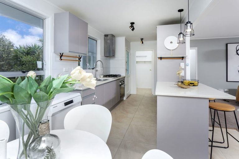 Photo of property in 16 West Glade Crescent, Birkenhead, Auckland, 0626