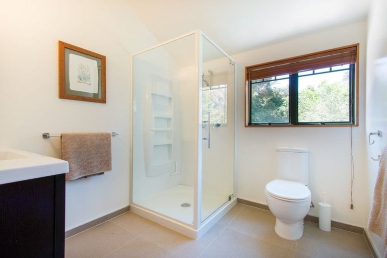 Photo of property in 16 Hebe Place, Birkenhead, Auckland, 0626
