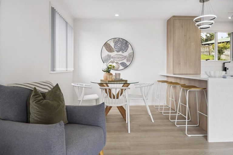 Photo of property in 8 Halloran Place, Massey, Auckland, 0614