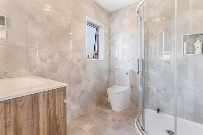 Photo of property in 5 Dawnhaven Drive, Te Atatu Peninsula, Auckland, 0610