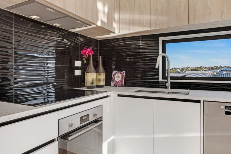 Photo of property in 15 Locket Road, Glenfield, Auckland, 0629