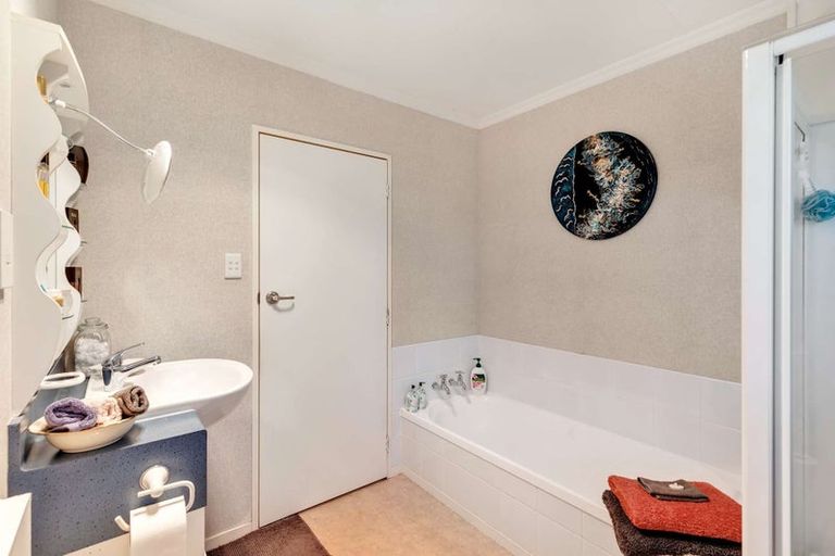 Photo of property in 16 Antrim Place, Hokowhitu, Palmerston North, 4410