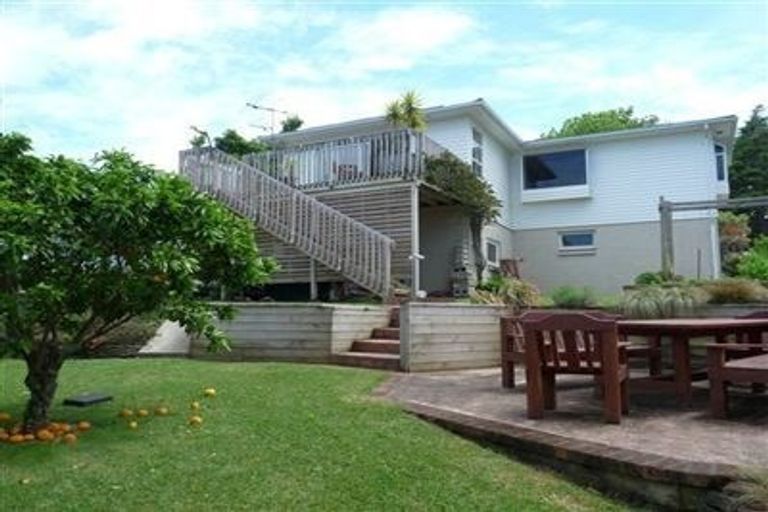 Photo of property in 42 Valley View Road, Glenfield, Auckland, 0629