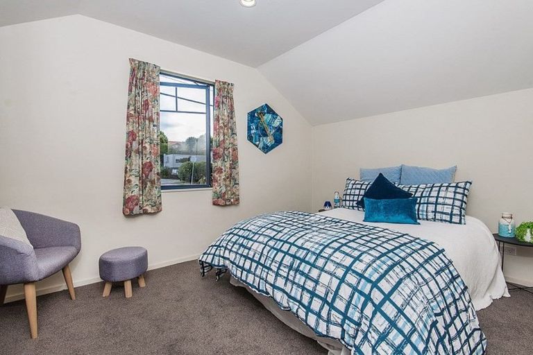 Photo of property in 2 Samuel Parnell Road, Karori, Wellington, 6012