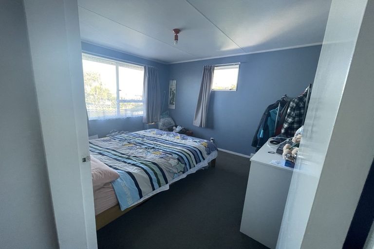 Photo of property in 63 Ruskin Road, Newlands, Wellington, 6037