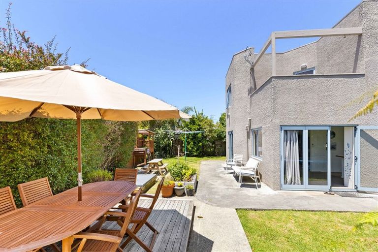 Photo of property in 111 Taikata Road, Te Atatu Peninsula, Auckland, 0610