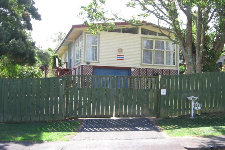 Photo of property in 5 Thuja Street, Green Bay, Auckland, 0604