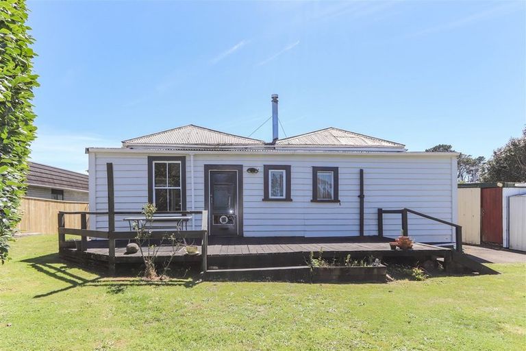 Photo of property in 9 Rata Street, Inglewood, 4330