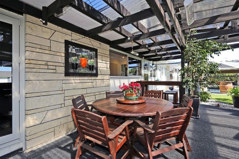 Photo of property in 6 D'arcy Place, Taradale, Napier, 4112