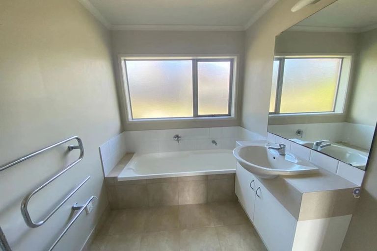 Photo of property in 14 Springtide Place, Red Beach, 0932