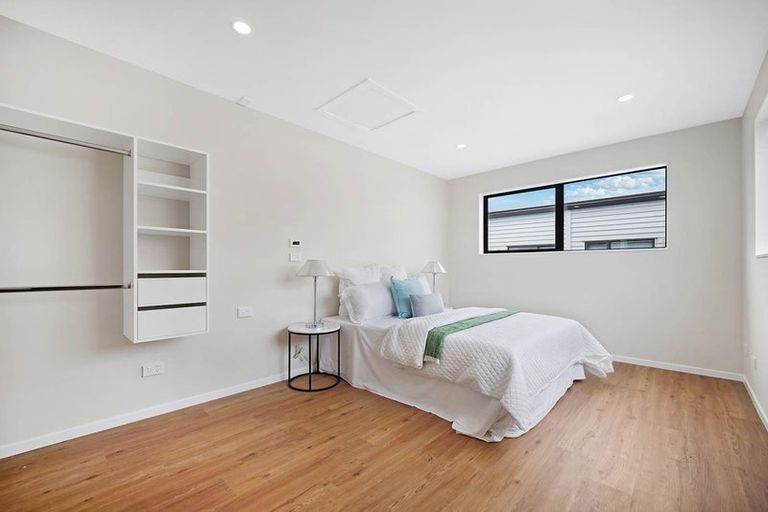 Photo of property in 15 Riverview Road, New Lynn, Auckland, 0600