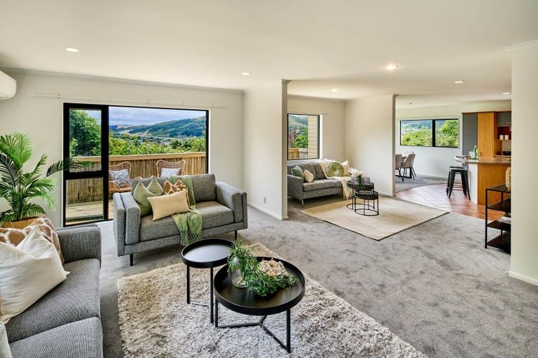 Photo of property in 5 Bishops Glen, Tawa, Wellington, 5028
