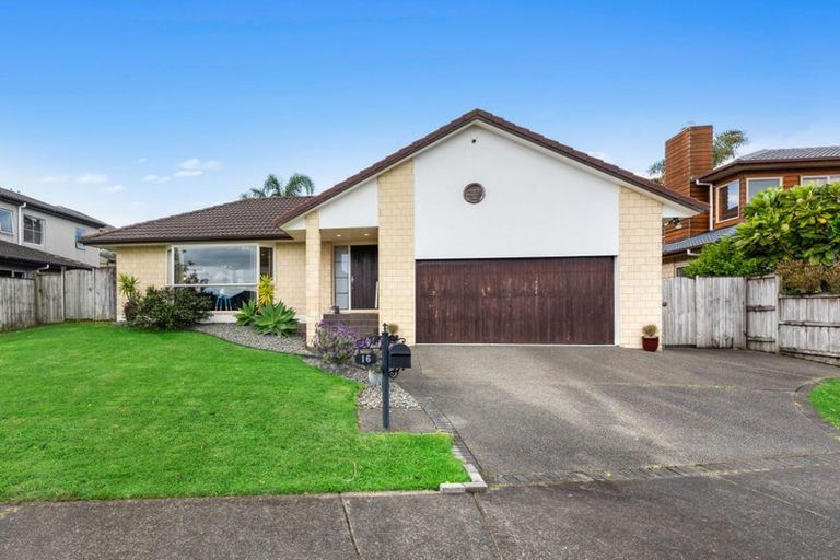 Photo of property in 16 Fernloche Place, Flat Bush, Auckland, 2016