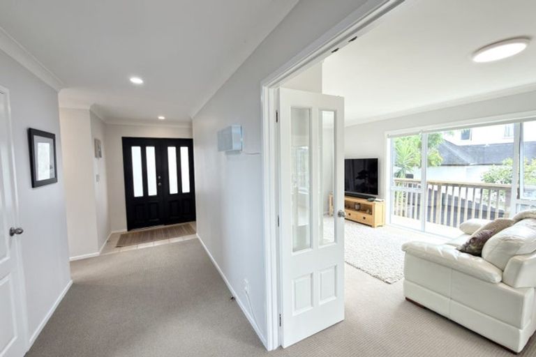 Photo of property in 42 Ravenstone Place, Chatswood, Auckland, 0626