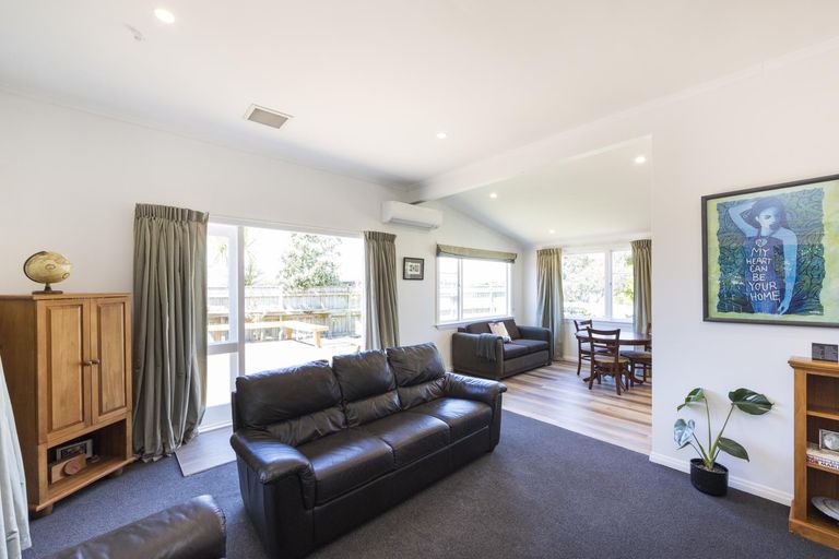 Photo of property in 7 Perrin Place, Kelvin Grove, Palmerston North, 4414