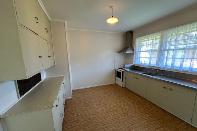 Photo of property in 4/2 Godley Road, Green Bay, Auckland, 0604