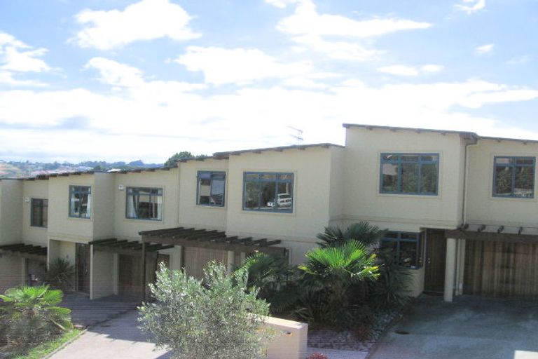 Photo of property in 2/12 Pannill Place, Oteha, Auckland, 0632