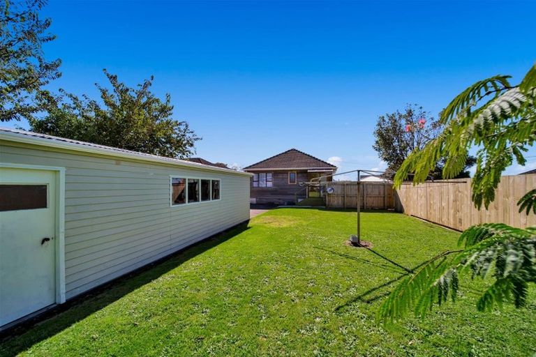 Photo of property in 1 Robbins Crescent, Hawera, 4610