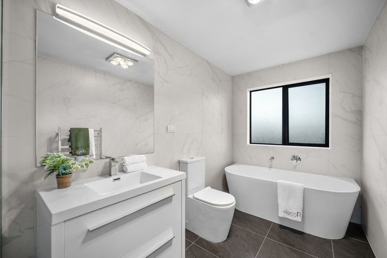 Photo of property in 14 Rathmullen Place, Pinehill, Auckland, 0632