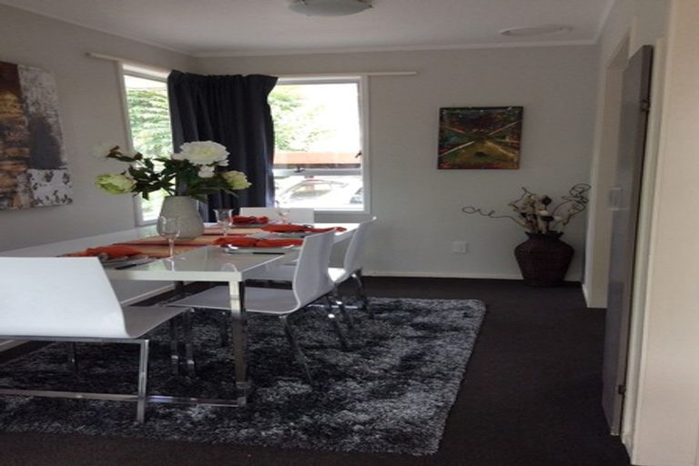 Photo of property in 31 Staincross Street, Green Bay, Auckland, 0604