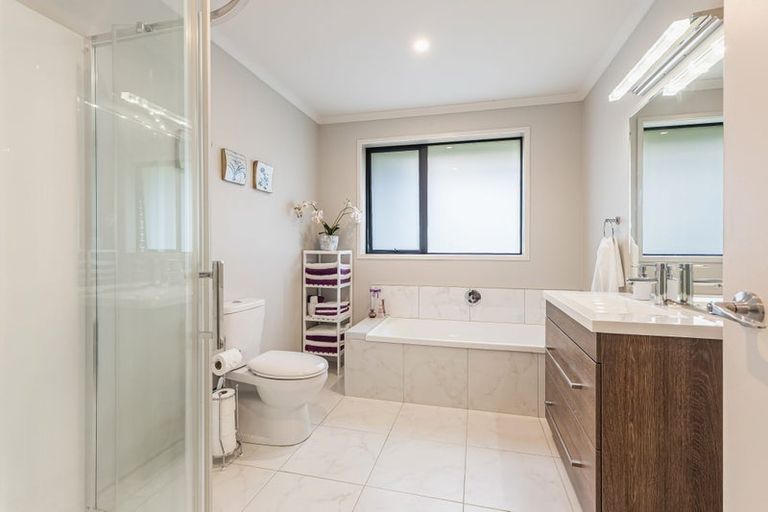 Photo of property in 24 Hooton Drive, Kumeu, 0810