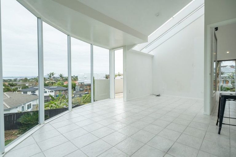 Photo of property in 1/23 Bernleigh Terrace, West Harbour, Auckland, 0618