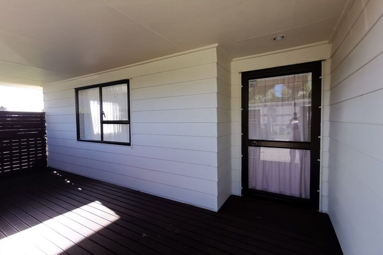 Photo of property in 2/215 Glengarry Road, Glen Eden, Auckland, 0602