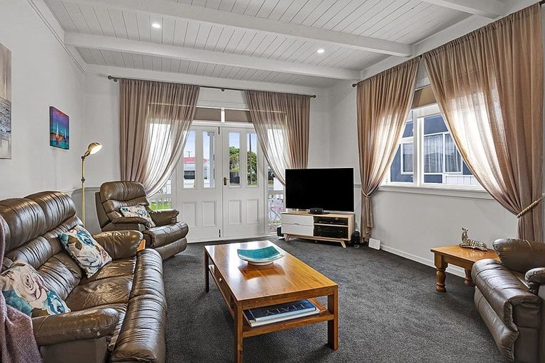 Photo of property in 56 Vogel Street, Hawera, 4610