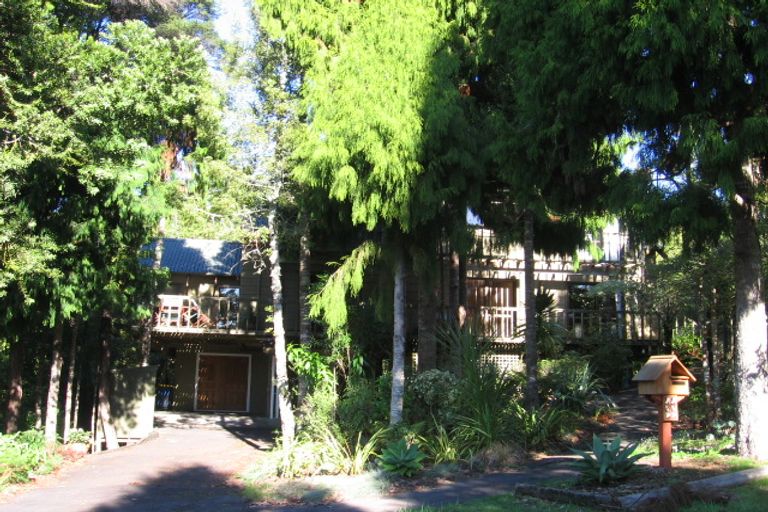 Photo of property in 33 Longfellow Parade, Glen Eden, Auckland, 0604