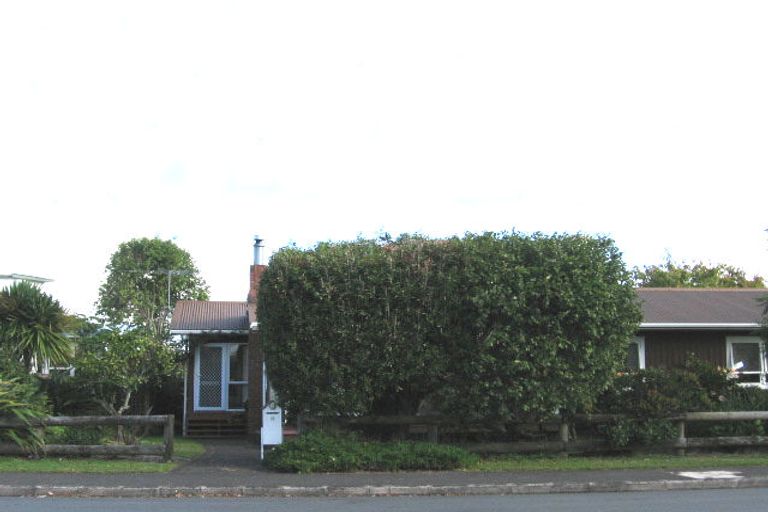 Photo of property in 6 Gloria Avenue, Te Atatu Peninsula, Auckland, 0610