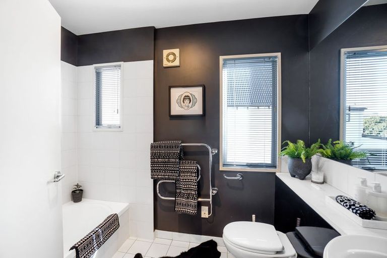 Photo of property in 32 Kilmarnock Street, Riccarton, Christchurch, 8011