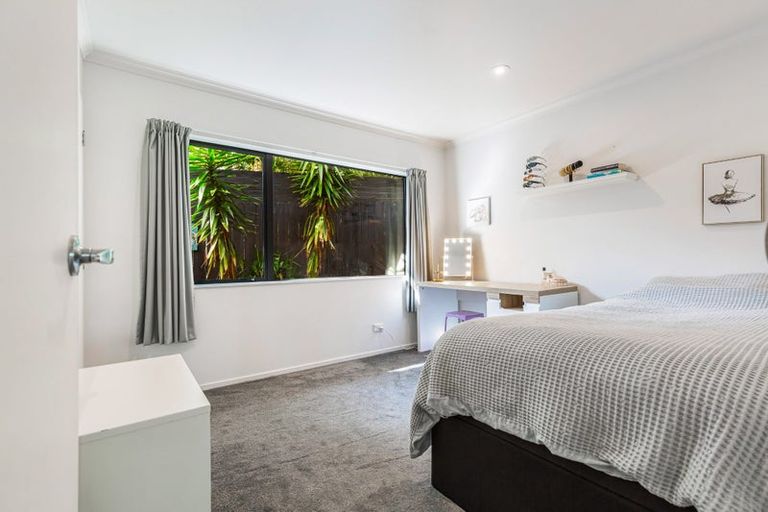 Photo of property in 33 Taipari Road, Te Atatu Peninsula, Auckland, 0610