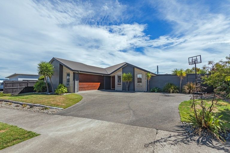 Photo of property in 5 Galea Grove, Kelvin Grove, Palmerston North, 4414