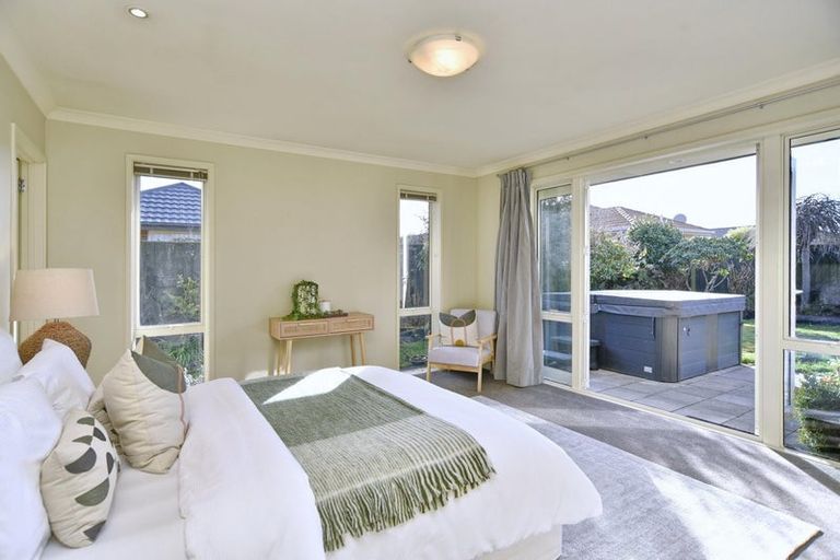 Photo of property in 8 Ross Place, Northwood, Christchurch, 8051