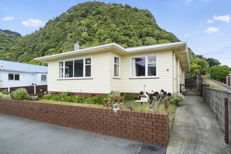 Photo of property in 81 Breaker Bay Road, Breaker Bay, Wellington, 6022