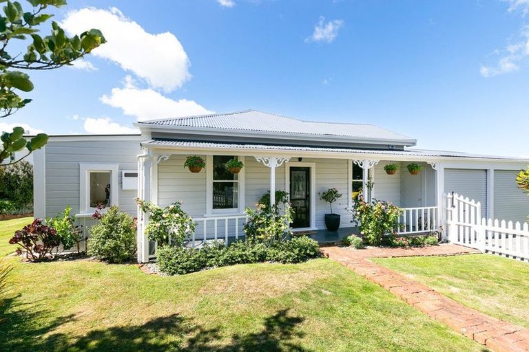 Photo of property in 8 Clifford Road, Johnsonville, Wellington, 6037