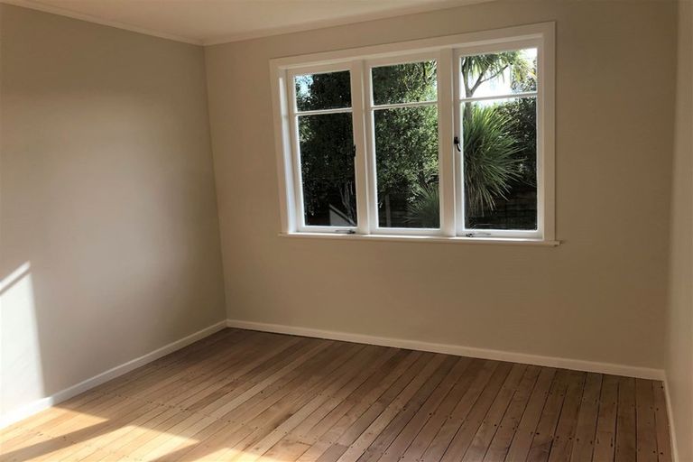 Photo of property in 37 Harrington Road, Henderson, Auckland, 0610