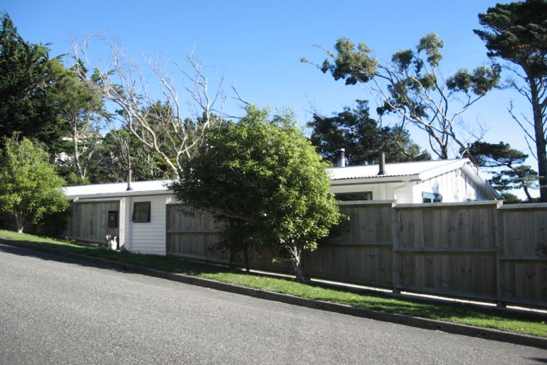 Photo of property in 8 Lomond Street, Newlands, Wellington, 6037