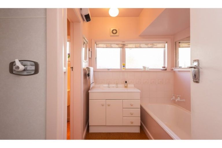 Photo of property in 37 Holly Road, St Albans, Christchurch, 8014