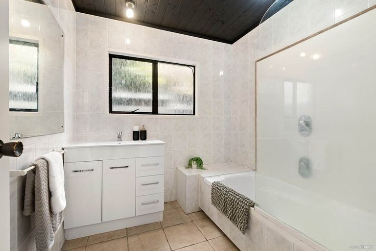 Photo of property in 5 Longwood Place, Forrest Hill, Auckland, 0620