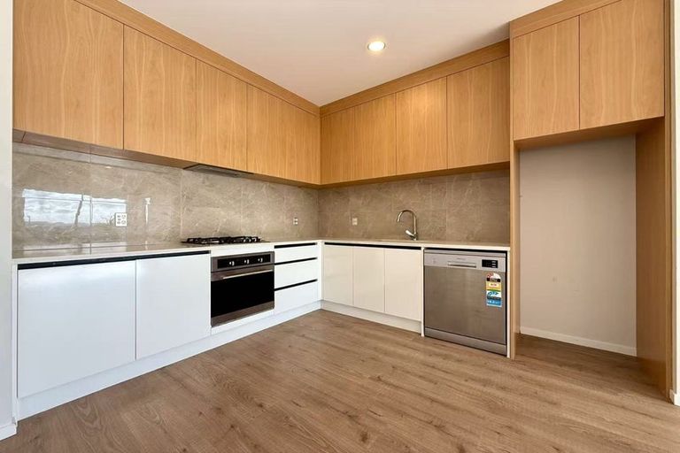 Photo of property in 35 Red Hills Road, Massey, Auckland, 0614